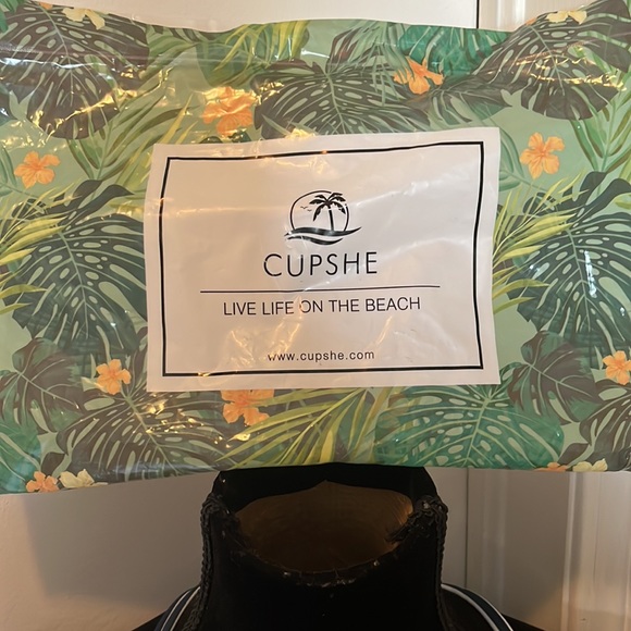 Cupshe Swimwear - Picture 2 of 9